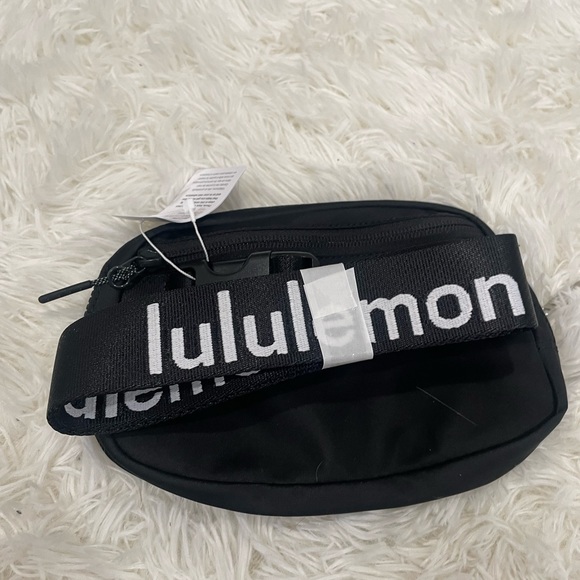 NWT lululemon everywhere belt bag wordmark - Picture 2 of 5
